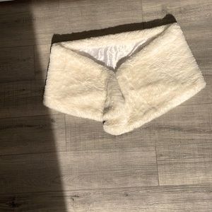 White fur shall. One size fits all.